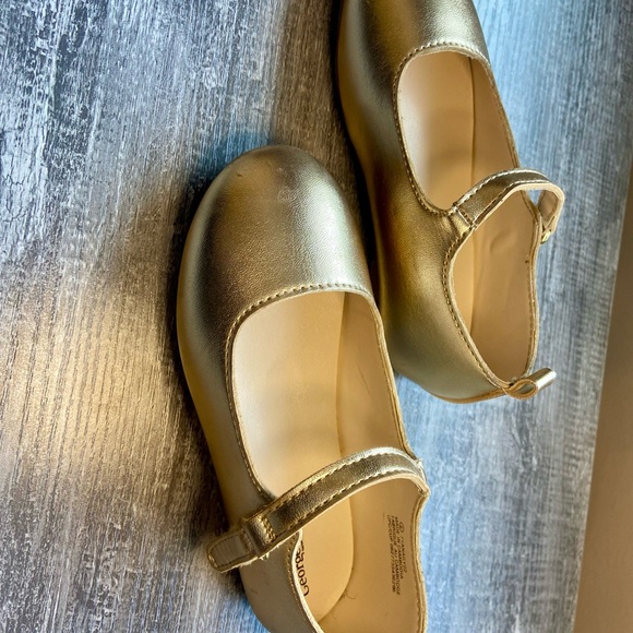 Gold maryjane style Kids Shoes - excellent condition. Size 9 toddler. - Picture 3 of 7